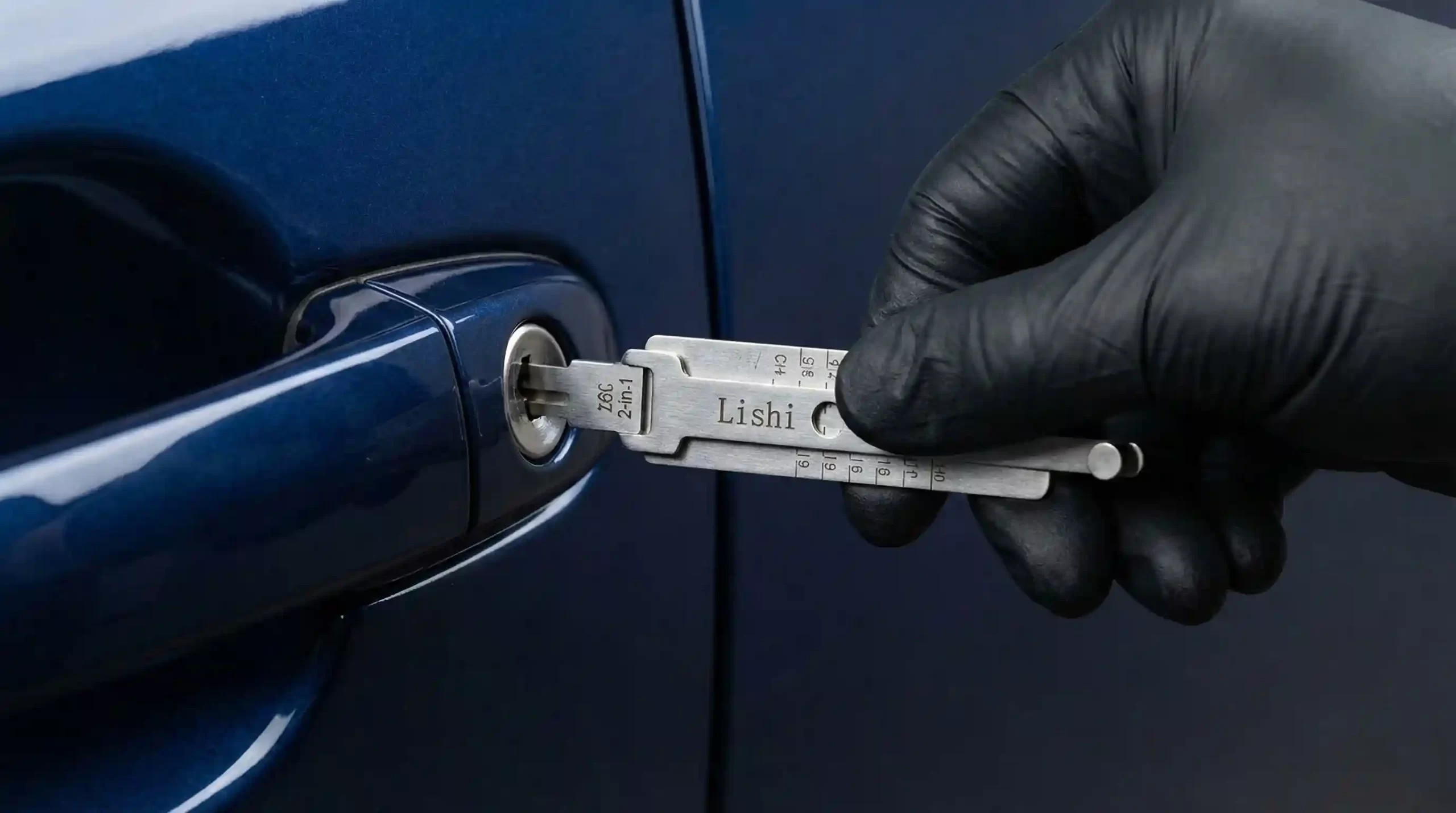 باز کردن تخصصی قفل درب خودرو با ابزار لیشی بدون آسیب به رنگ و بدنه.