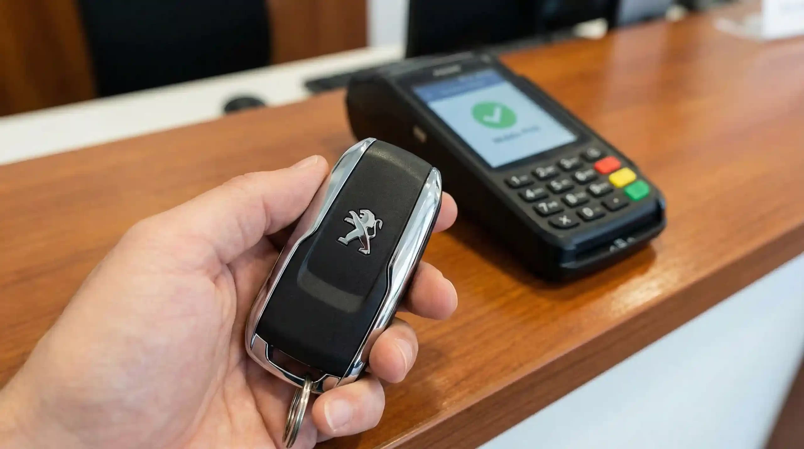 تحویل سوئیچ جدید و کدگذاری شده ۲۰۶ به مشتری و پرداخت هزینه با کارتخوان سیار.