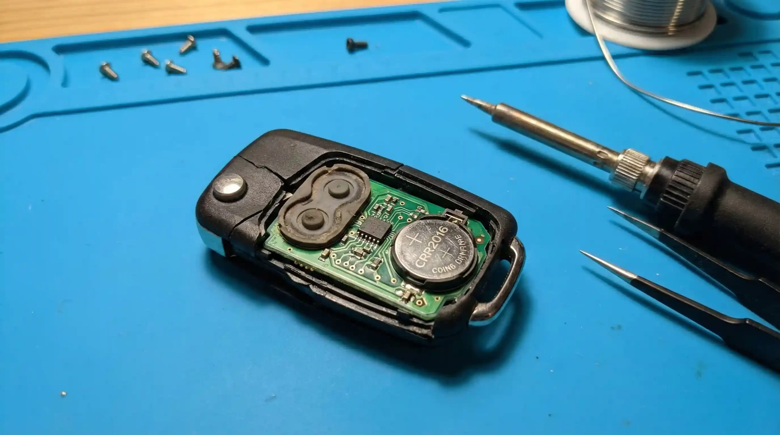 تعمیر برد الکترونیکی، تعویض باتری و قاب ریموت خراب پژو ۲۰۶.